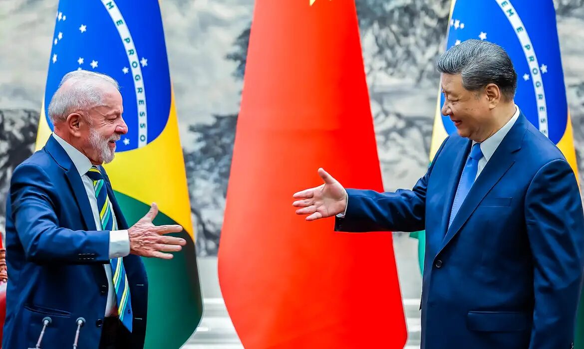 Brasil firma acordos com Rússia e China para fortalecer cooperação econômica, mesmo com investigação dos EUA sobre influência chinesa no agronegócio brasileiro.