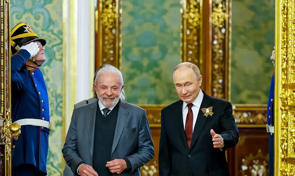 Brazilië en Rusland voeren een permanente economische en financiële dialoog om de samenwerking op het gebied van infrastructuur, macro-economisch beleid en multilaterale fora uit te breiden.