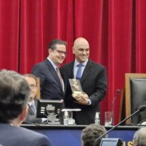 Durante evento em SP, o ministro Alexandre de Moraes recebeu duas homenagens.
