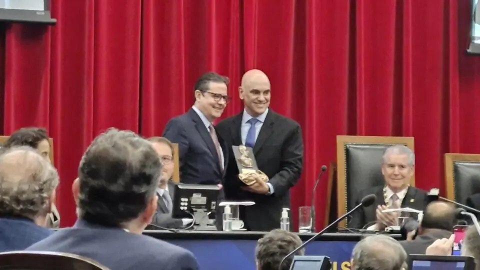 Durante evento em SP, o ministro Alexandre de Moraes recebeu duas homenagens.