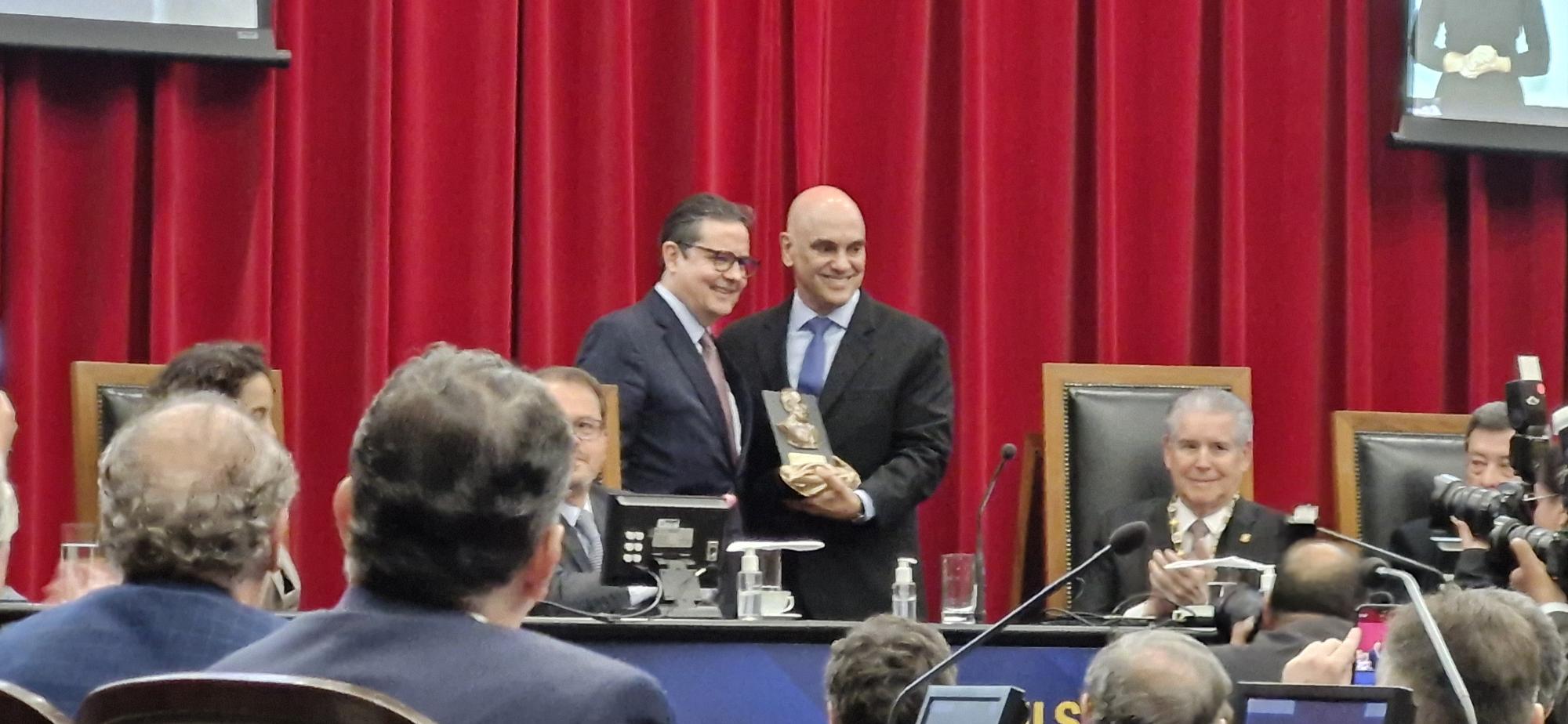 Durante evento em SP, o ministro Alexandre de Moraes recebeu duas homenagens.