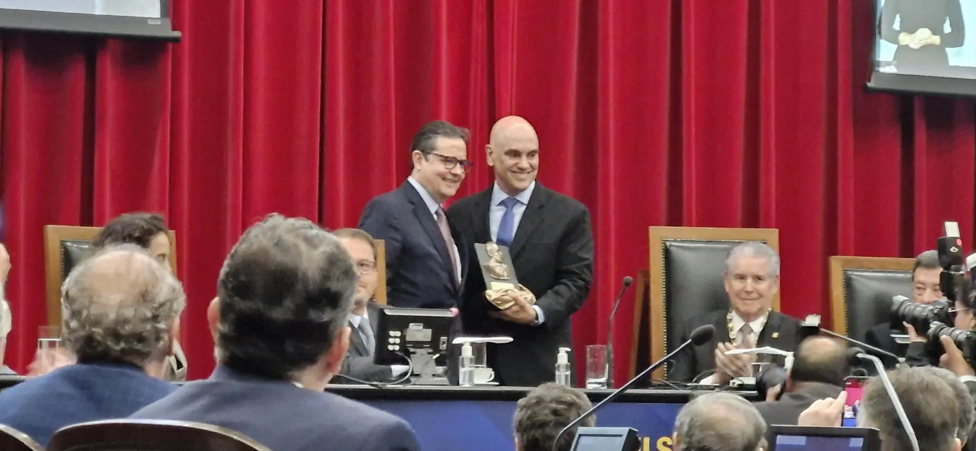 Durante evento em SP, o ministro Alexandre de Moraes recebeu duas homenagens.