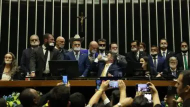 Com novo regimento, Câmara responde à ocupação da semana passada, limitando obstruções e acelerando decisões no plenário.