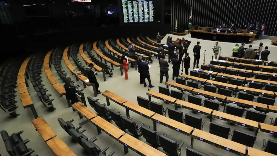 Governo corta R$ 35 bilhões de emendas parlamentares para controlar gastos em 2025.