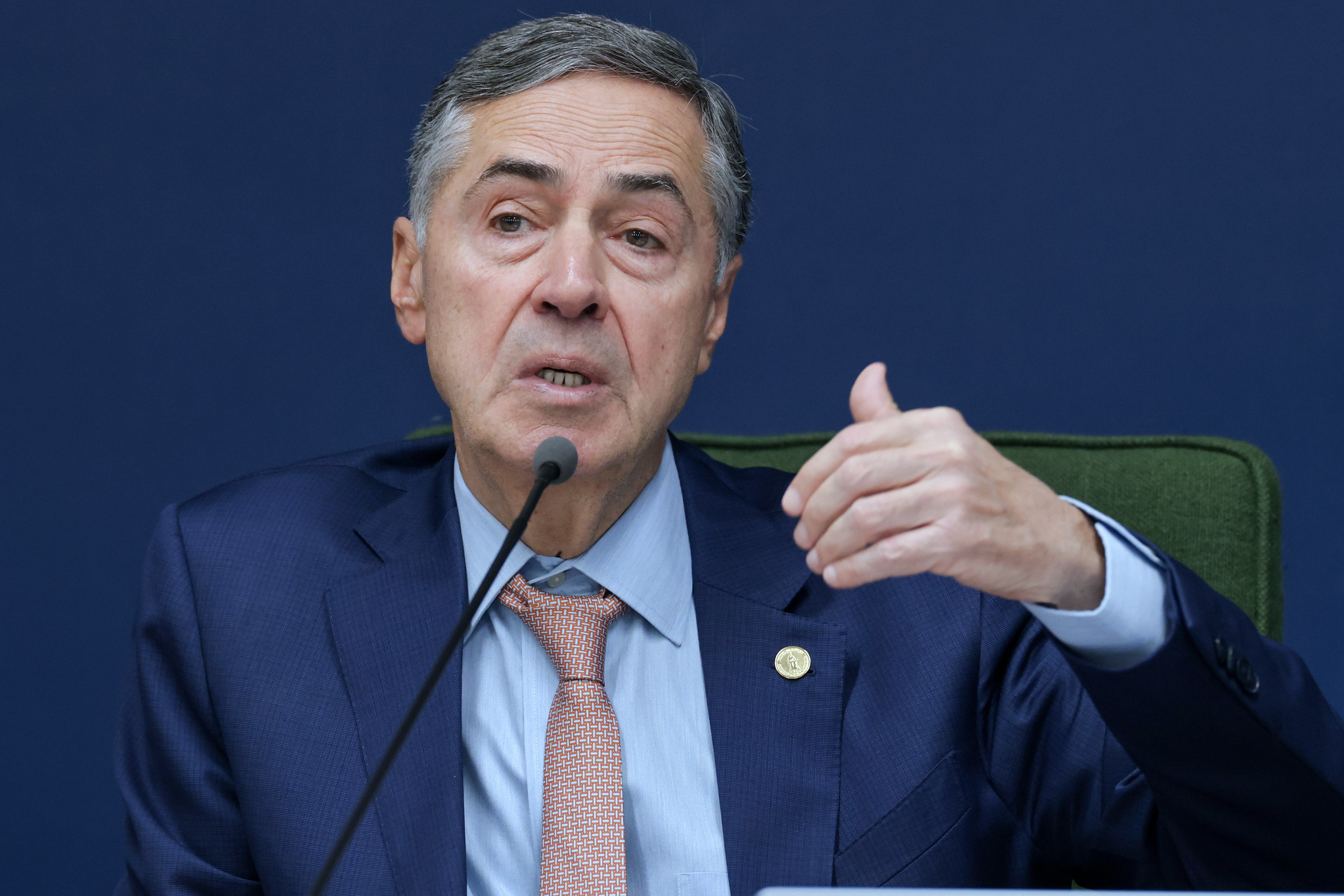 &#8220;Diminuir pena por uma tecnicalidade é uma coisa completamente diferente de anistia&#8221;, disse Luís Roberto Barroso no Roda Viva