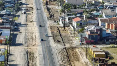 Obras de duplicação da PR-412, no trecho urbano de Pontal do Paraná, avançam com serviços de terraplanagem e preparação da nova pista