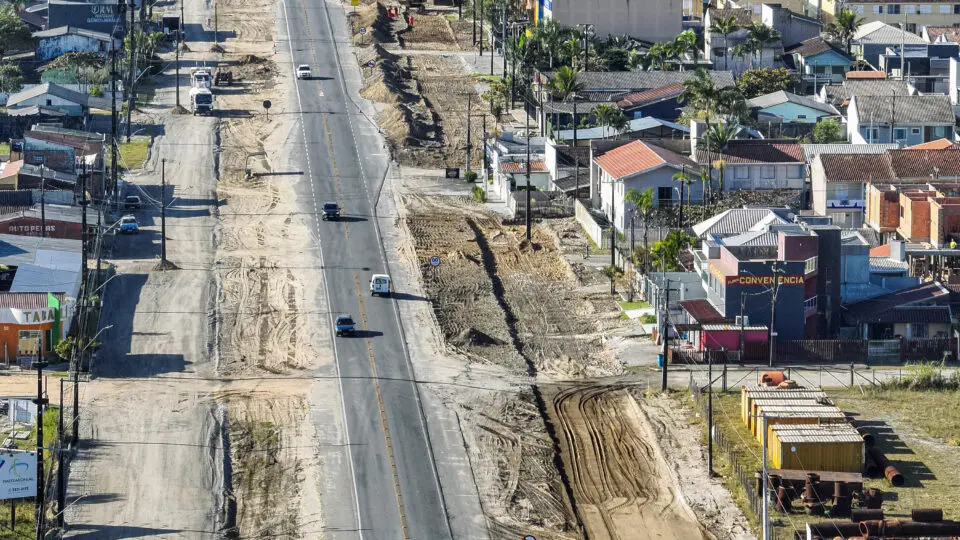 Obras de duplicação da PR-412, no trecho urbano de Pontal do Paraná, avançam com serviços de terraplanagem e preparação da nova pista