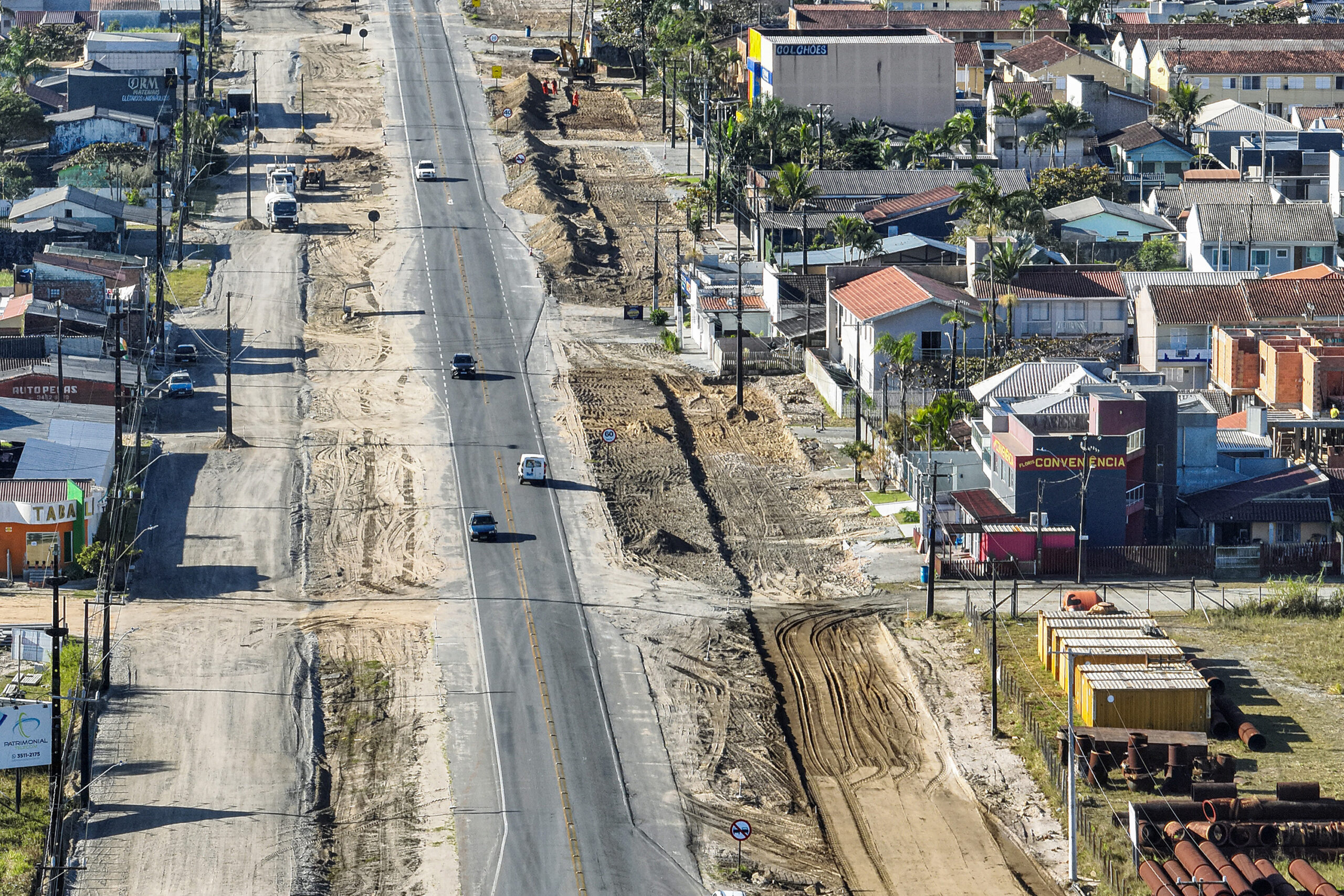Obras de duplicação da PR-412, no trecho urbano de Pontal do Paraná, avançam com serviços de terraplanagem e preparação da nova pista