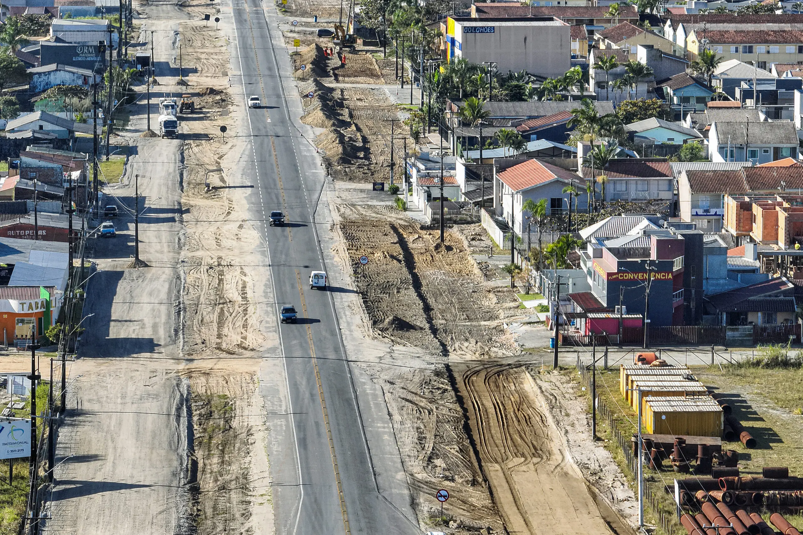 Obras de duplicação da PR-412, no trecho urbano de Pontal do Paraná, avançam com serviços de terraplanagem e preparação da nova pista