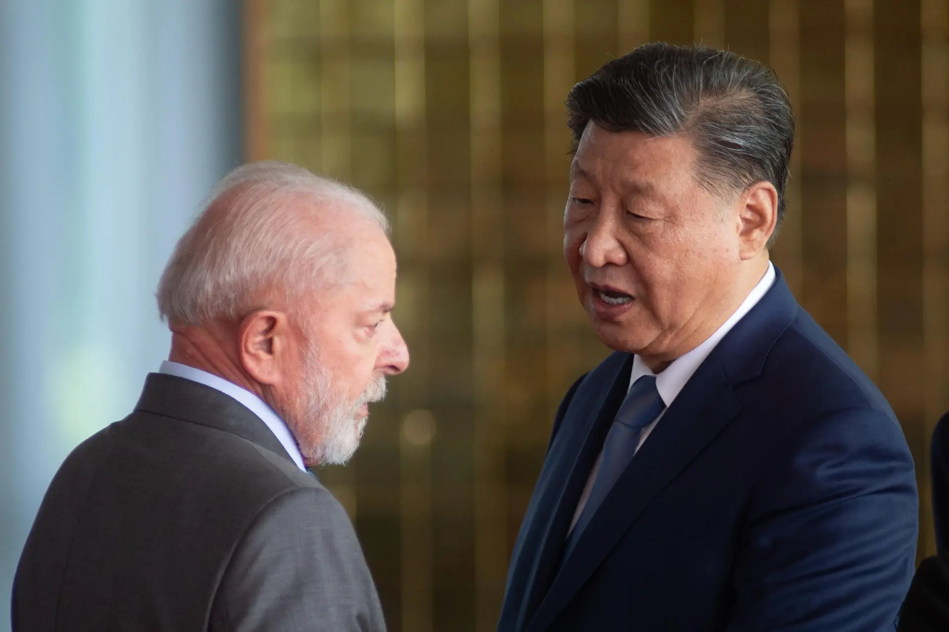 Lula conversa com Xi Jinping sobre tarifaço dos EUA