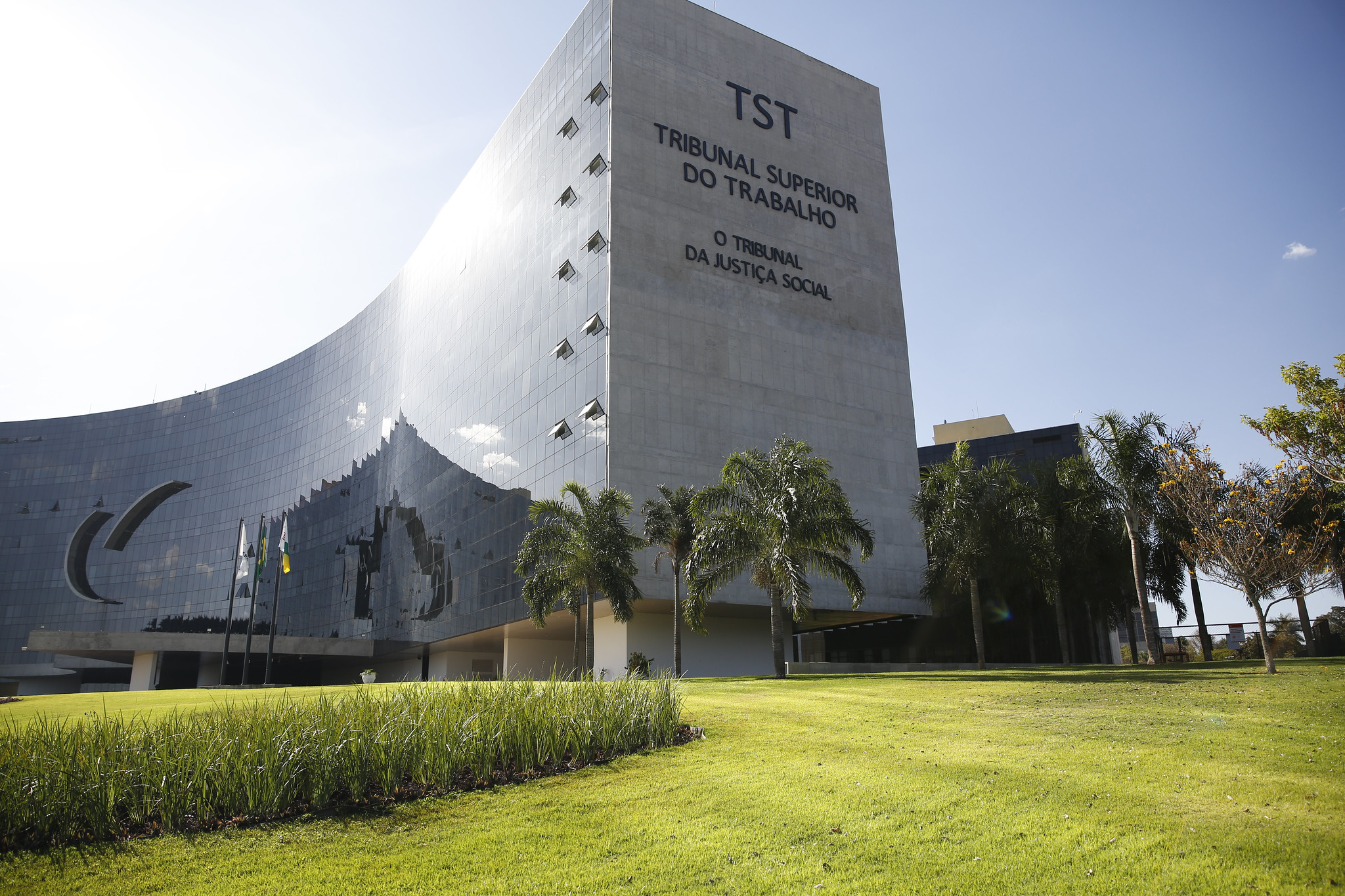 TST gastará R$ 10 milhões na compra de carros de luxo para ministros