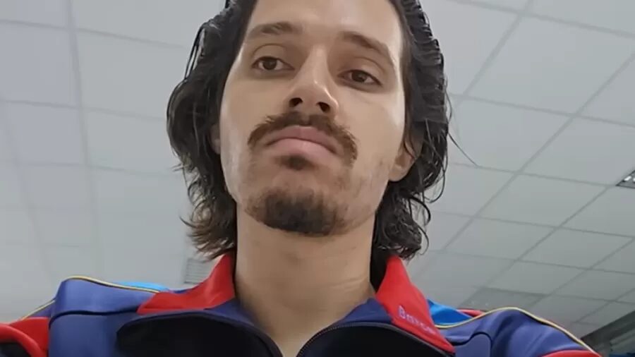 Youtuber Wilker Leão é condenado por calúnia contra professor da UnB e suspenso por gravações não autorizadas durante aulas.