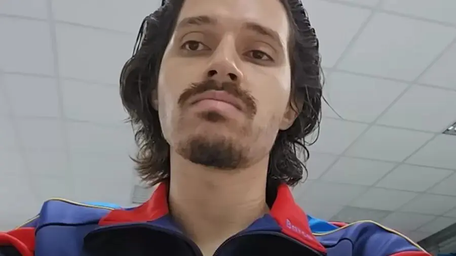 Youtuber Wilker Leão é condenado por calúnia contra professor da UnB e suspenso por gravações não autorizadas durante aulas.