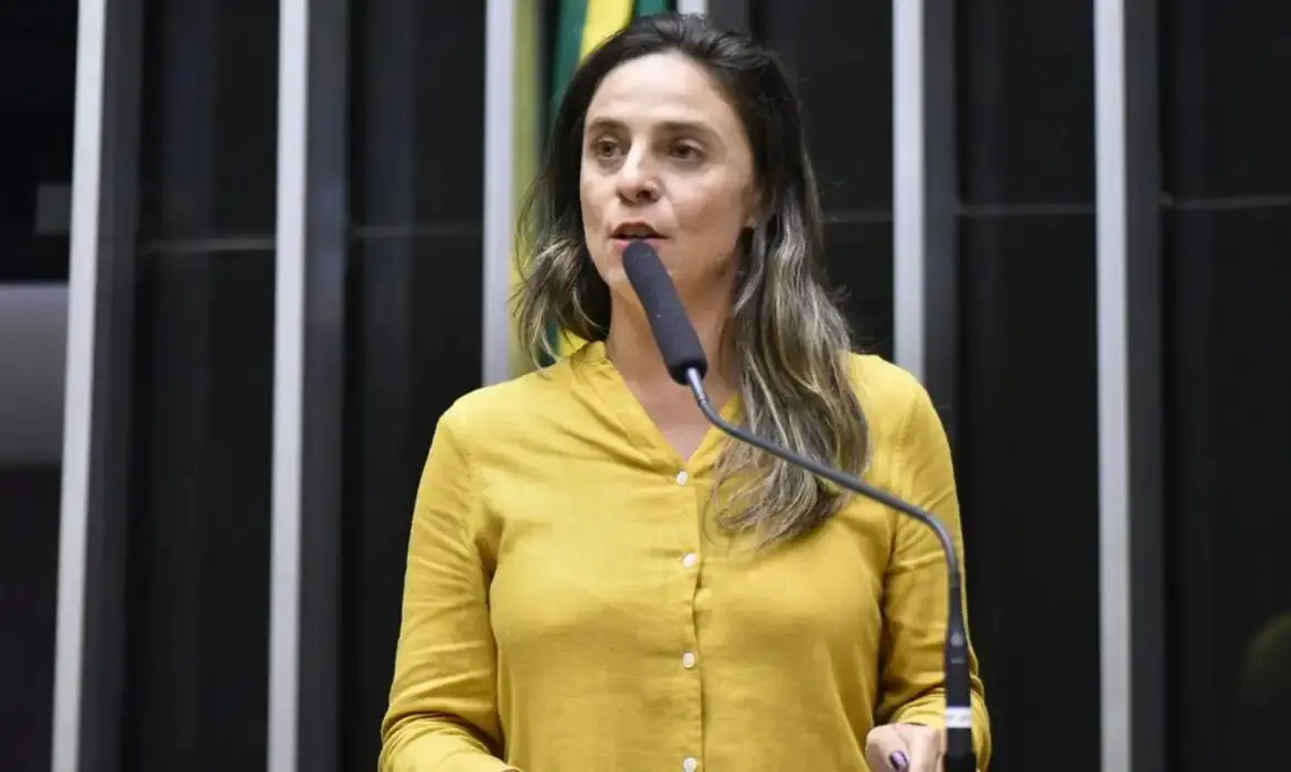 Fernanda Melchionna propõe projeto para anular sanções da Lei Magnitsky por bancos brasileiros.