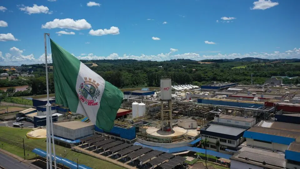 O forte agronegócio, que faz da cidade a maior exportadora de carne suína e peru do país, atrai imigrantes de 47 nacionalidades.