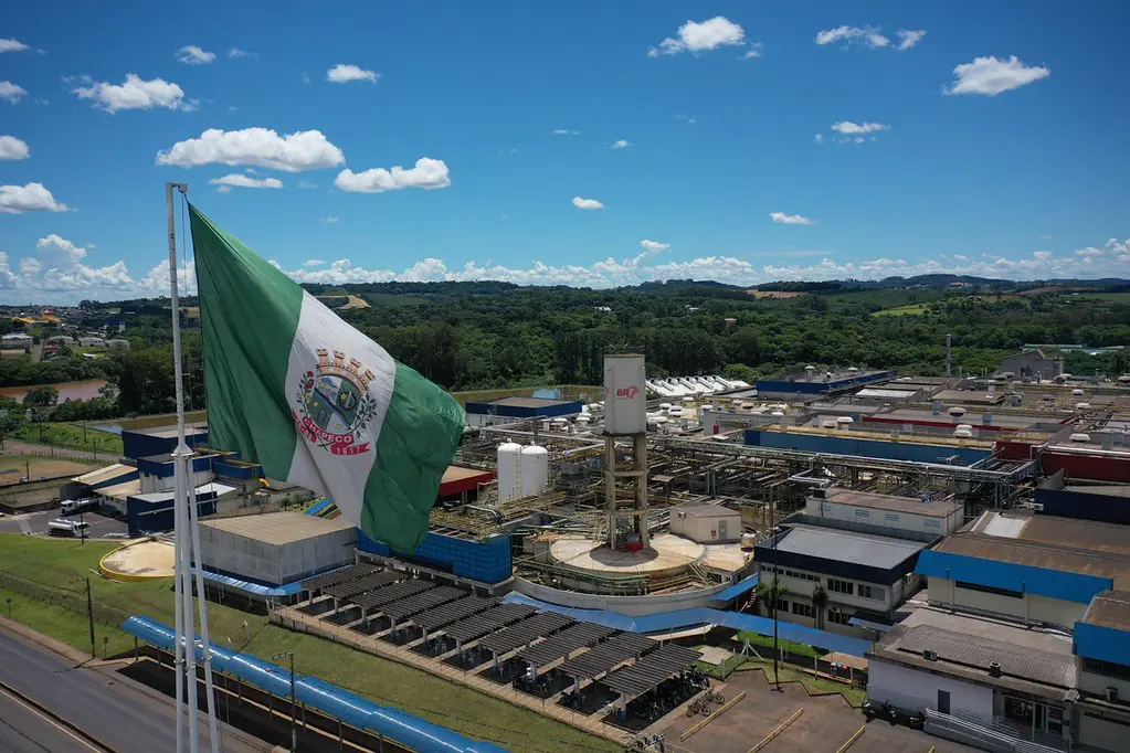 O forte agronegócio, que faz da cidade a maior exportadora de carne suína e peru do país, atrai imigrantes de 47 nacionalidades.