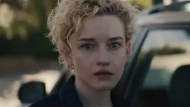Julia Garner faz a professora de "A Hora do Mal"