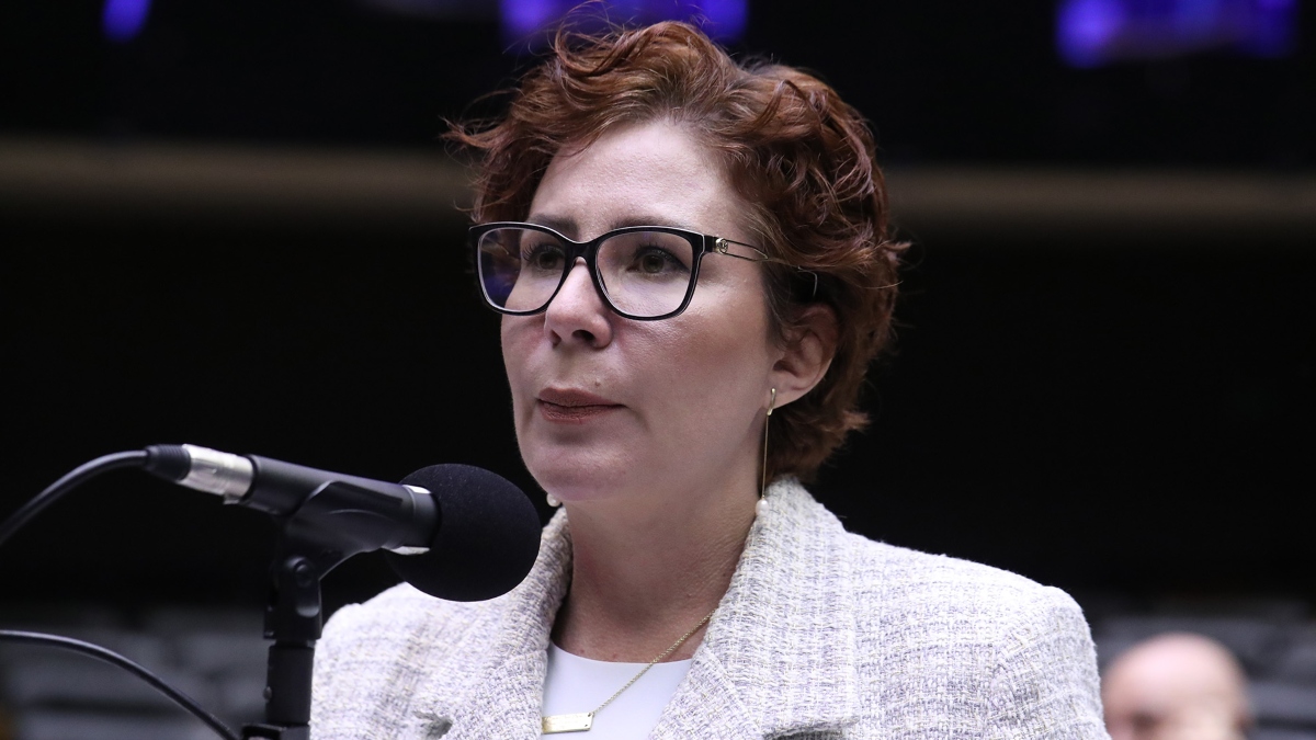 Carla Zambelli passa mal em audiência de custódia e é hospitalizada