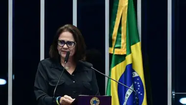 Damares acusa governo de usar denúncias sobre erotização infantil para avançar em projeto de regulamentação da internet e alerta para possível censura nas redes sociais.