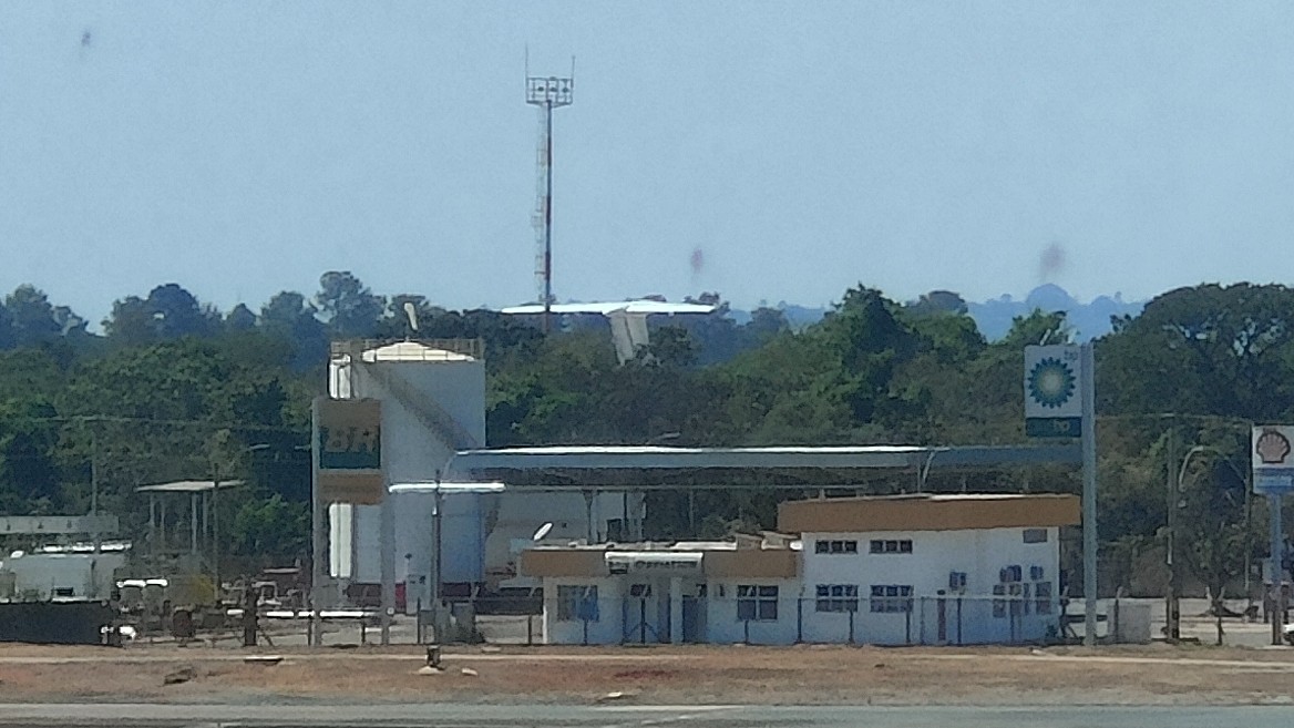 Cargueiro estratégico russo está escondido na Base Aérea de Brasília, mas é possível ver parte de sua cauda do terminal de passageiros do aeroporto Juscelino Kubitschek.