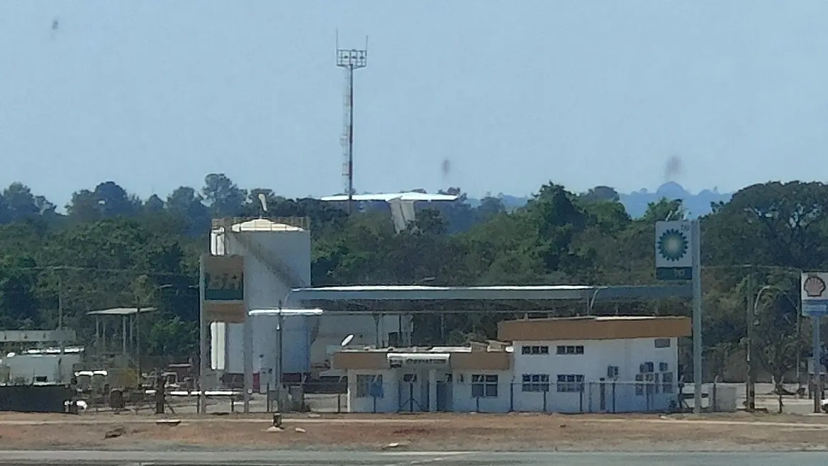 Cargueiro estratégico russo está escondido na Base Aérea de Brasília, mas é possível ver parte de sua cauda do terminal de passageiros do aeroporto Juscelino Kubitschek.
