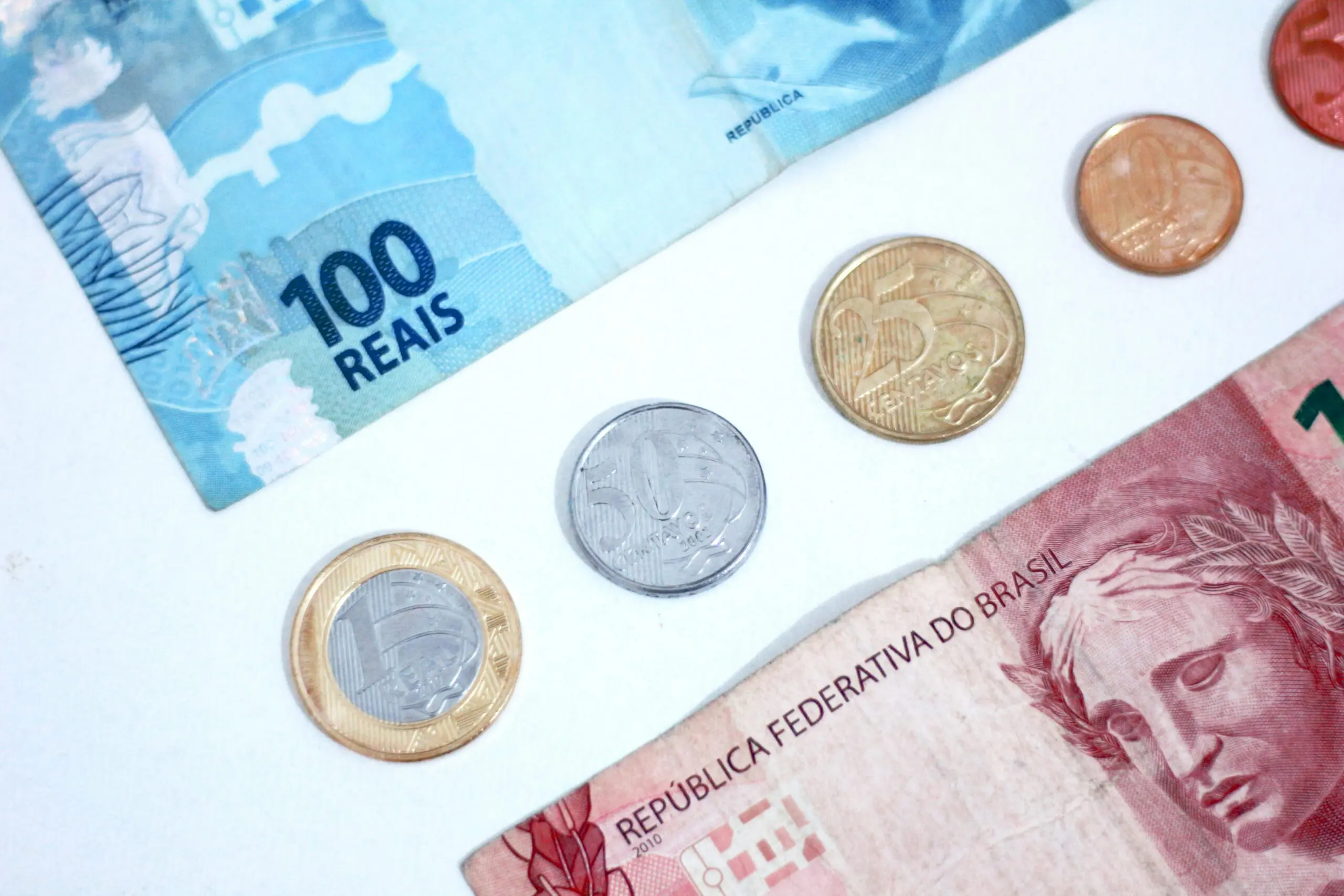 Moedas e cédulas de reais brasileiros voltados para pagar os Valores a receber.