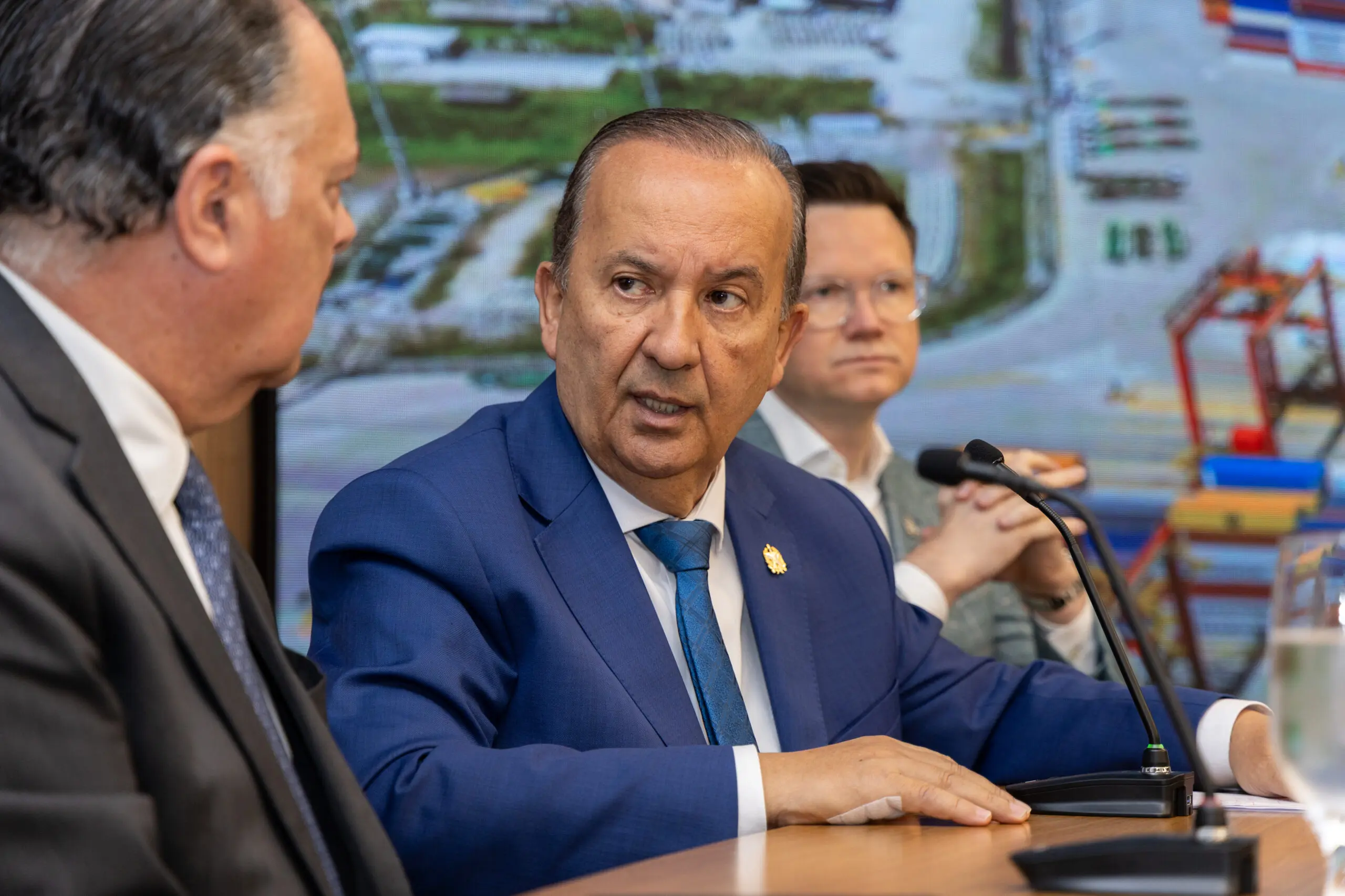 Governador de Santa Catarina, Jorginho Mello, anuncia pacote de R$ 435 milhões para apoiar empresas afetadas pelo tarifaço dos EUA.