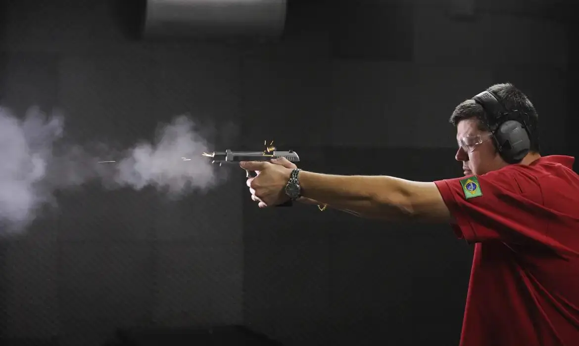 Polícia Federal permite que a habitualidade seja feita com arma própria, do clube de tiro ou até mesmo de terceiro presente.