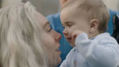 Sue Storm (Vanessa Kirby) segura seu filho em cena do filme "Quarteto Fantástico: Primeiros Passos": a maternidade é um superpoder