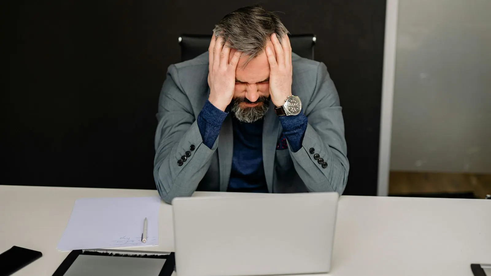 Homem com roupa de trabalho, ele está sofrendo de estresse da segunda.