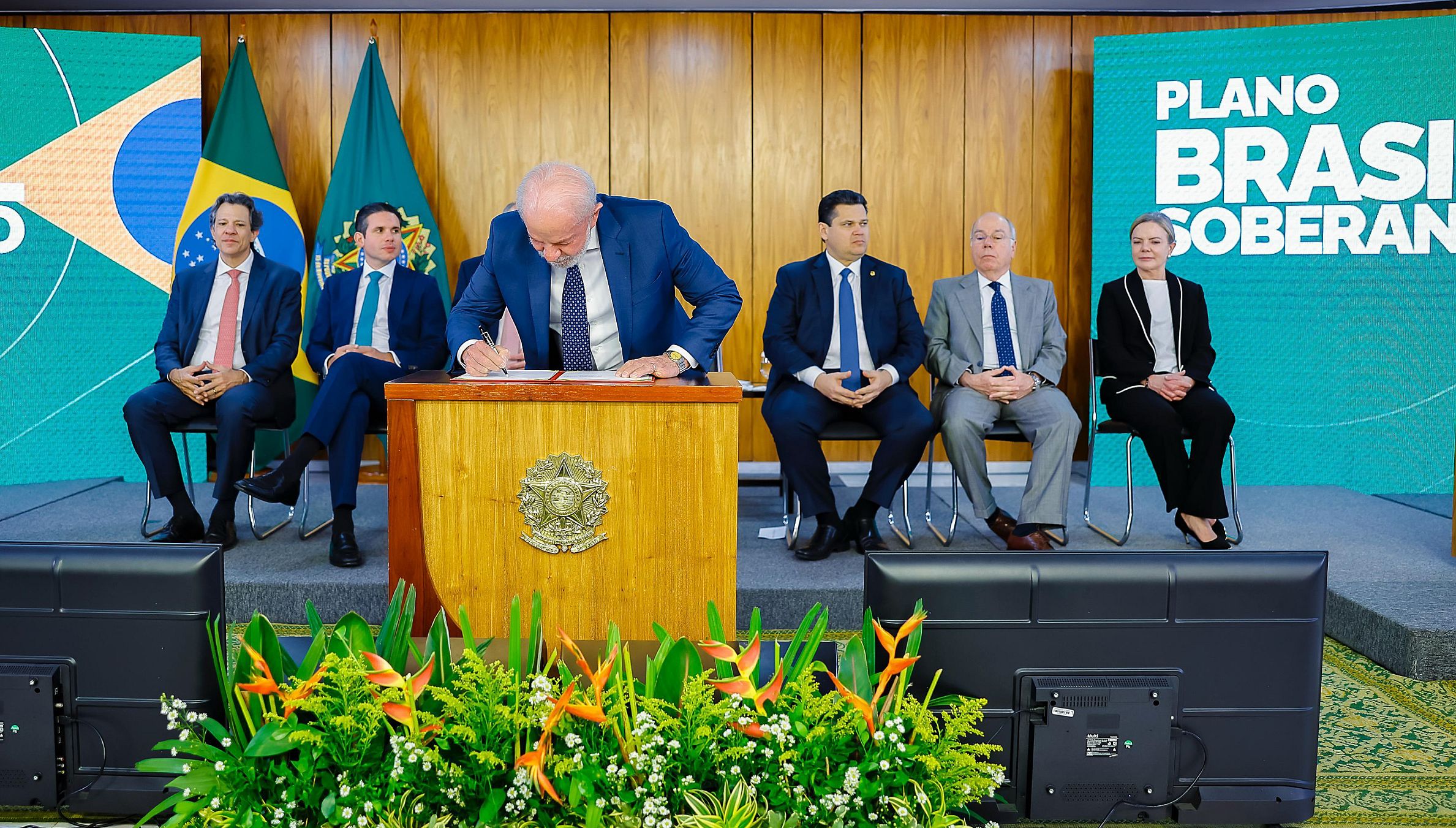 Lula assina a medida provisória do pacote de ajuda a empresas exportadoras afetadas pelo tarifaço dos Estados Unidos.