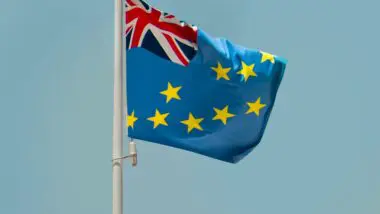 Bandeira de Tuvalu em mastro.