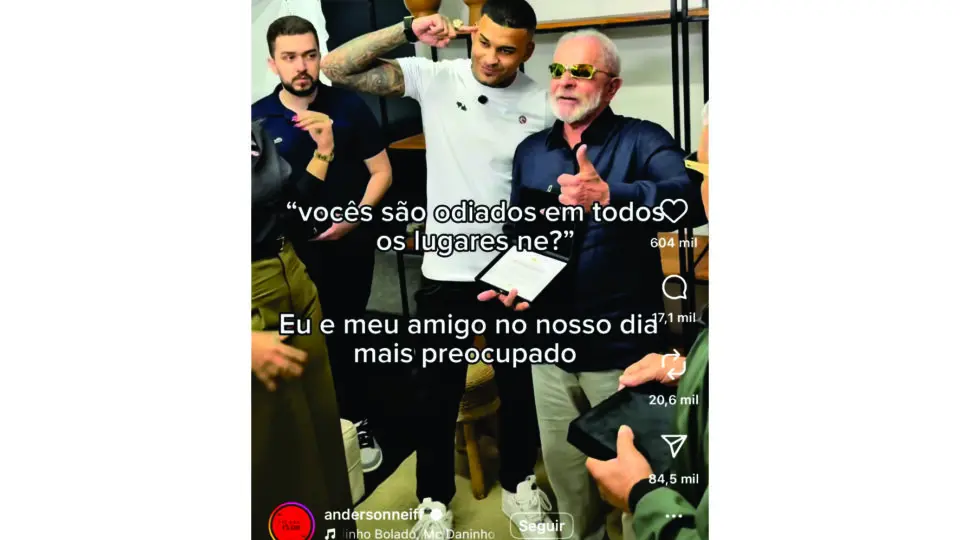 Lula posa ao lado de MC Neiff durante encontro com artistas do brega no Recife.