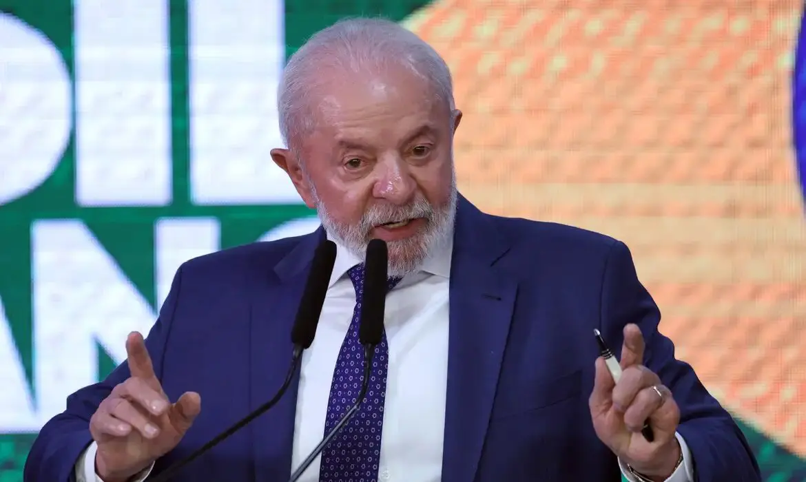 Lula participa de evento com cantores do brega e se encontra com funkeiro investigado por show com participação de menor.