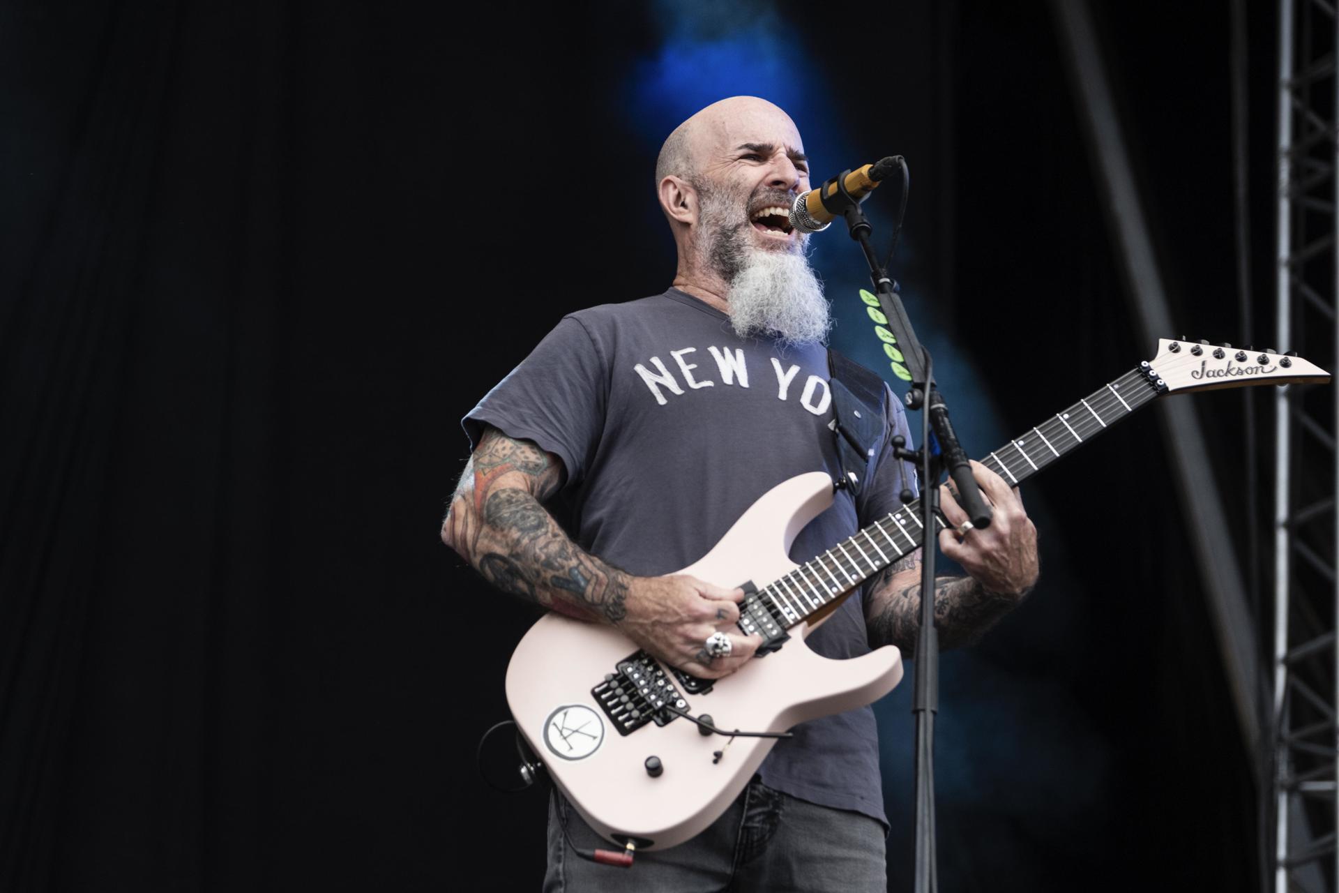 Scott Ian se apresentando com o Mr. Bungle num festival na Dinamarca, em 2024