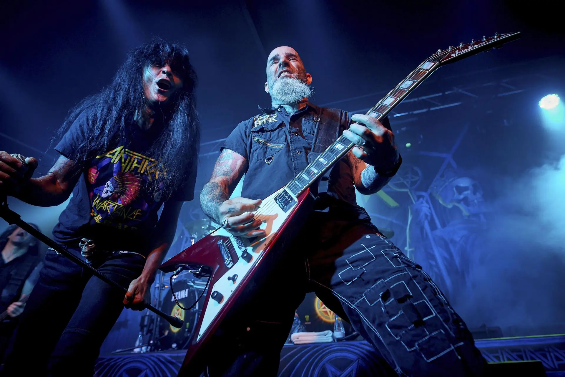 O vocalista Joey Belladonna e o guitarrista Scott Ian, da banda Anthrax
