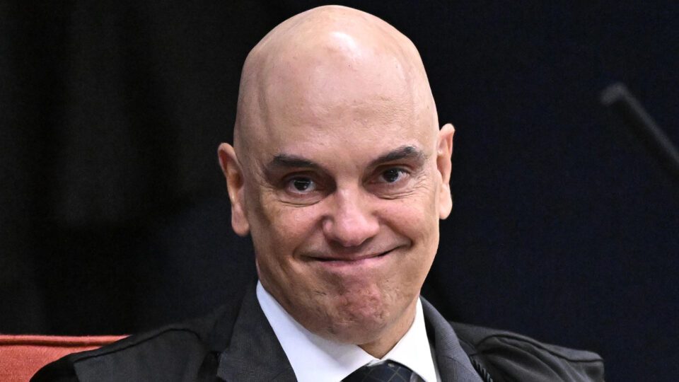 Moraes ordena policiamento na casa de Bolsonaro por “risco de fuga” após alerta de líder do PT
