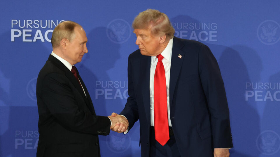Ucranianos dizem que encontro Trump-Putin foi um fracasso, e Rússia canta vitória