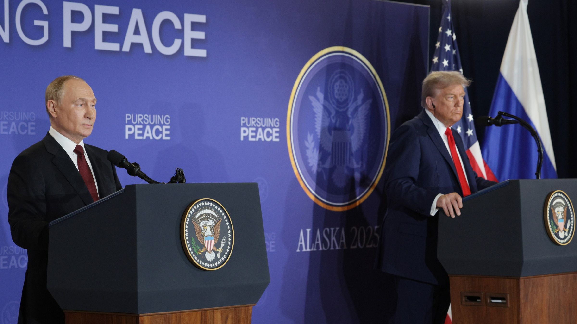 Vladimir Putin e Donald Trump falam à imprensa após reunião no Alasca.