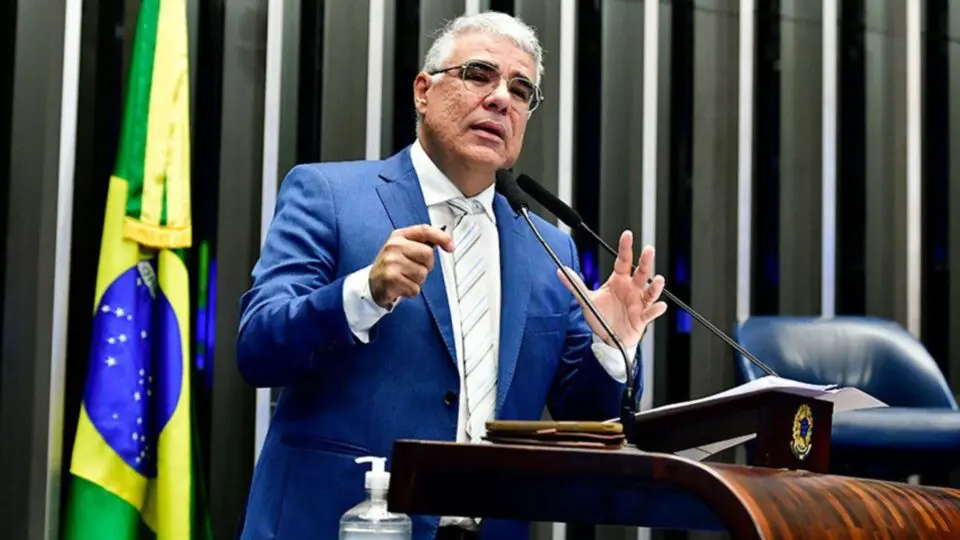O senador Eduardo Girão criticou Javier Milei pela falta de apoio a exilados do 8/1