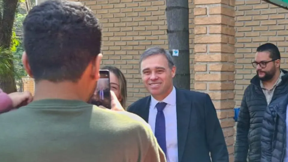 André Mendonça tira foto com fiel depois de culto na Igreja Presbiteriana de Pinheiros, em São Paulo.