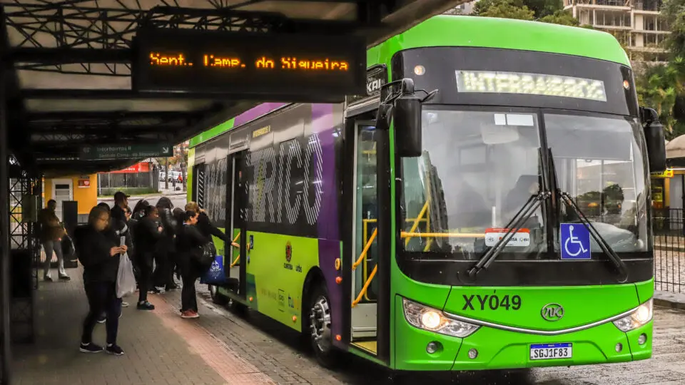 A prefeitura de Curitiba alega que a maioria das cidades que implantaram a tarifa zero são pequenas, com poucas linhas de ônibus e sem integração do modal. (Foto: Jose Fernando Ogura/Prefeitura de Curitiba)