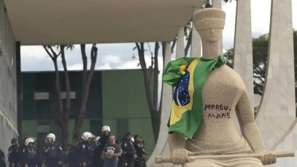Moraes rejeita recurso e mantém condenação de 14 anos da cabeleireira dos atos de 8 de janeiro.