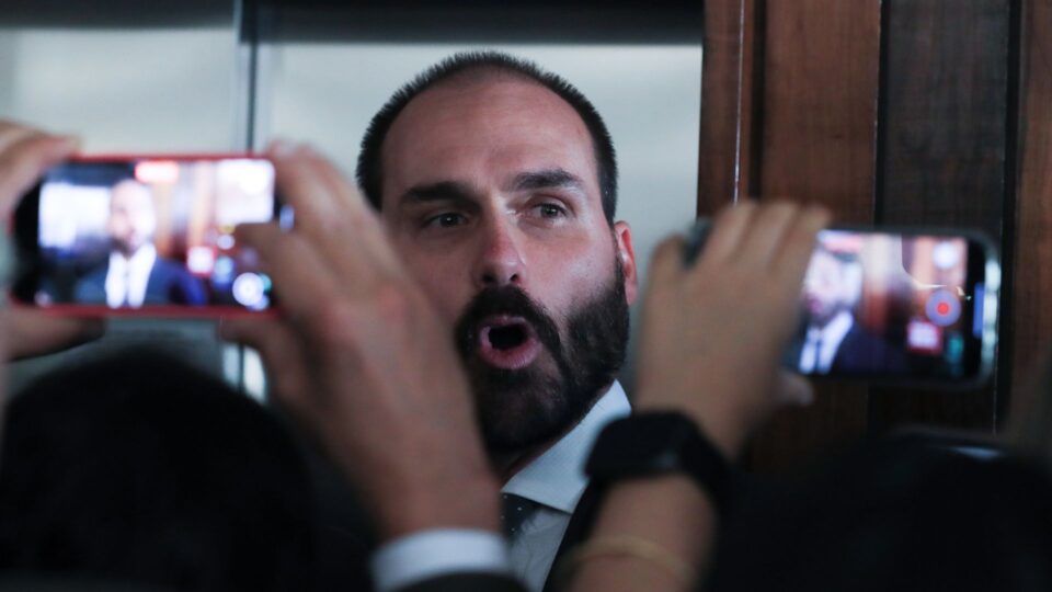 Eduardo Bolsonaro cobra rapidez na investigação após cárcere privado e assalto de mãe e avós