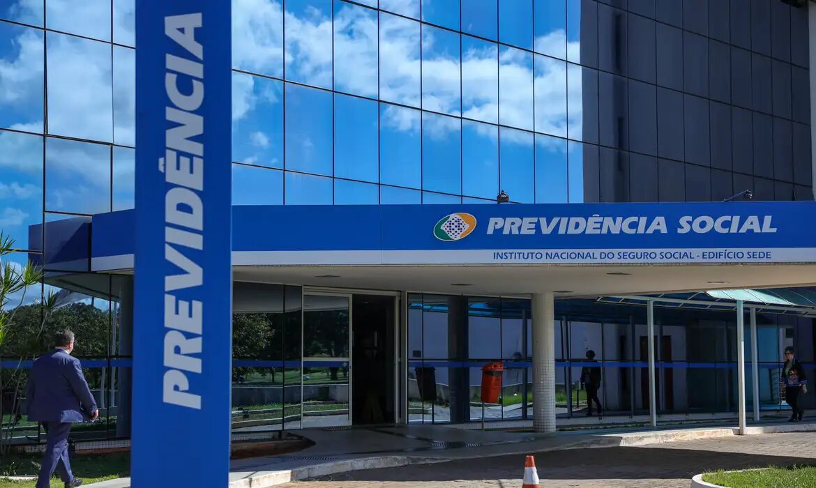 A Previdência Social brasileira funciona em um sistema pelo qual as aposentadorias atuais são bancadas com o dinheiro das contribuições feitas por quem está hoje na ativa.