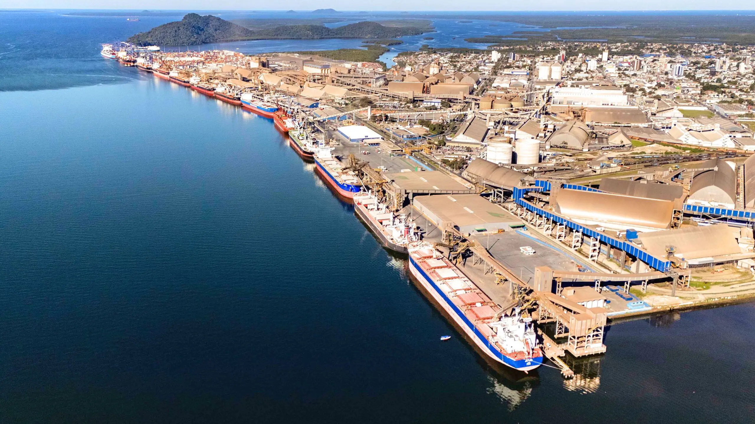 tarifas-eua-brasil-impacto-estrategias-empresas Movimento no porto de Paranaguá (PR): tarifa média de importações de produrtos brasileiros pelos EUA aumentou 30 vezes desde o fim de 2024.