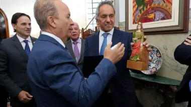Secretário de Turismo da Argentina, Daniel Scioli, se reúne com o governador Jorginho Mello em Florianópolis para reforçar parcerias e apresentar medidas do governo Milei para atrair turistas brasileiros.