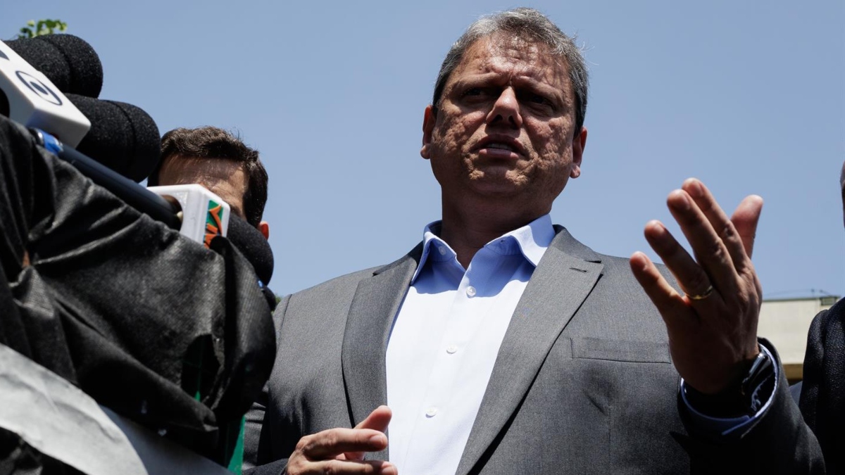 Tarcísio reafirma candidatura à reeleição em SP após críticas de Carlos e Eduardo Bolsonaro