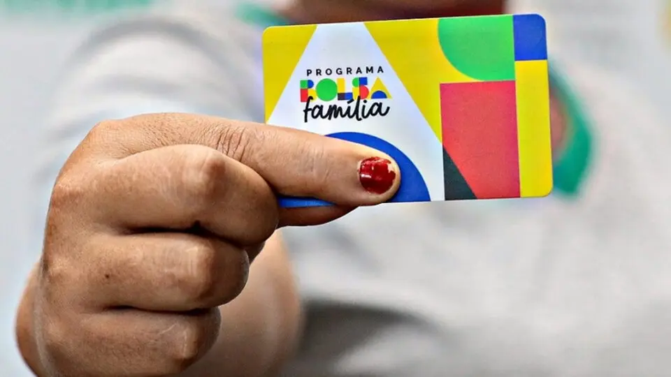 O Bolsa Família se agigantou desde a pandemia: o valor médio mais que triplicou e o número de famílias atendidas teve forte aumento.