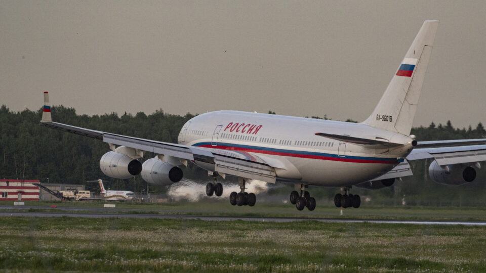Russos tiveram que pagar em dinheiro vivo abastecimento de avião no Alasca